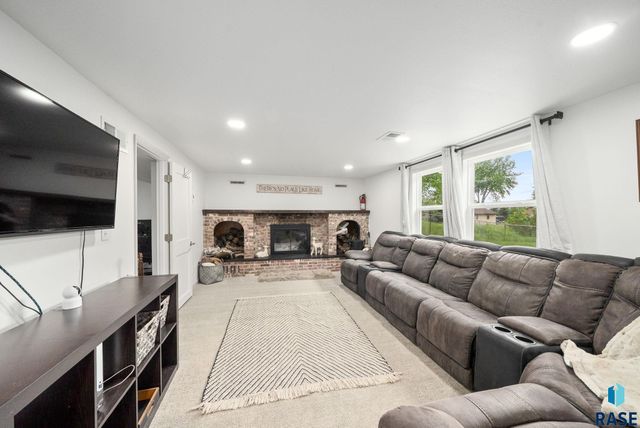 121 S 5th Ave, Brandon, SD 57005