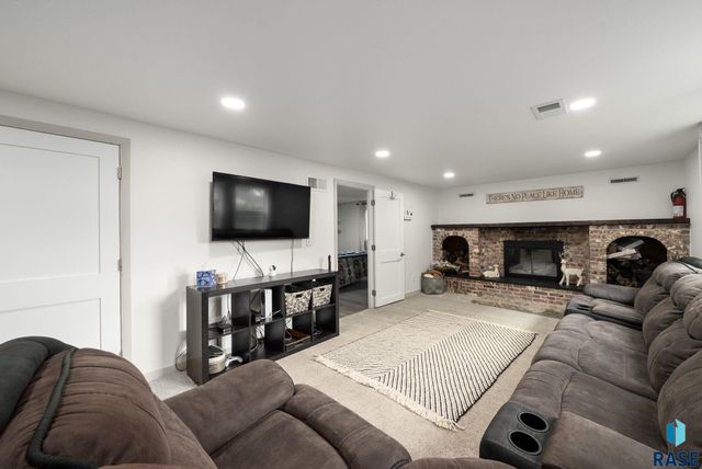 121 S 5th Ave, Brandon, SD 57005
