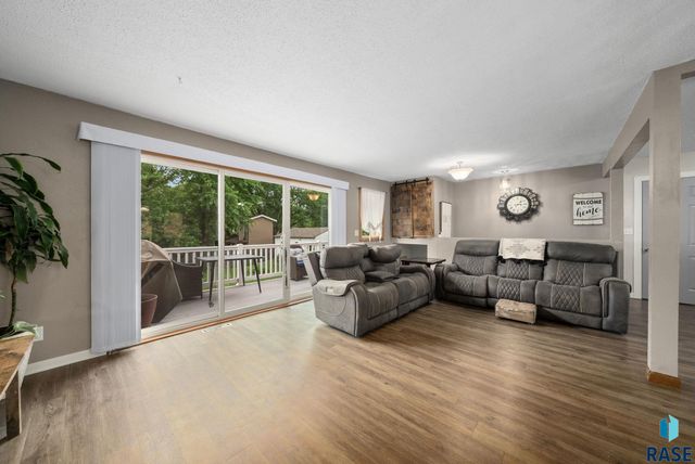 121 S 5th Ave, Brandon, SD 57005