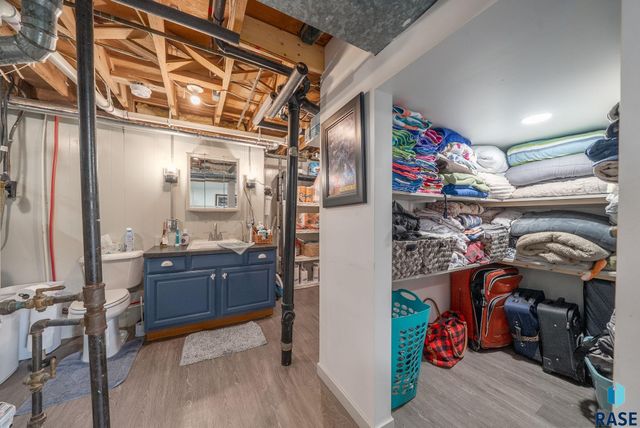 121 S 5th Ave, Brandon, SD 57005