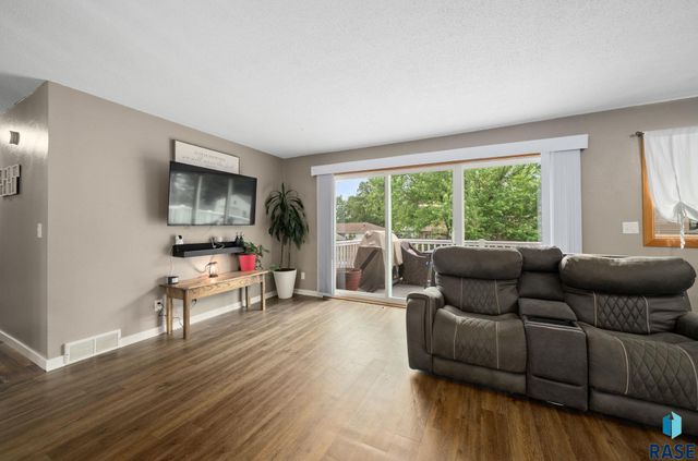 121 S 5th Ave, Brandon, SD 57005