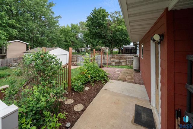 121 S 5th Ave, Brandon, SD 57005