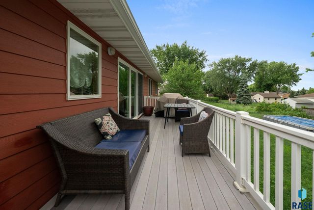 121 S 5th Ave, Brandon, SD 57005