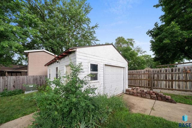 121 S 5th Ave, Brandon, SD 57005