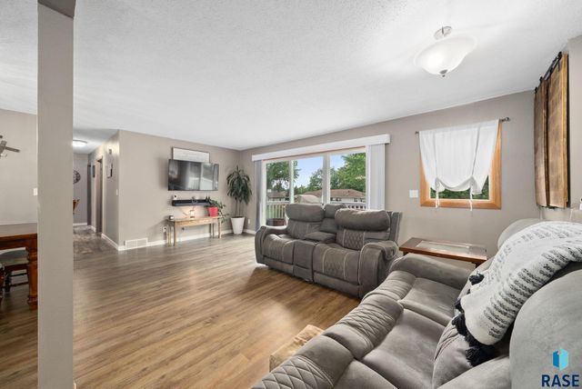 121 S 5th Ave, Brandon, SD 57005