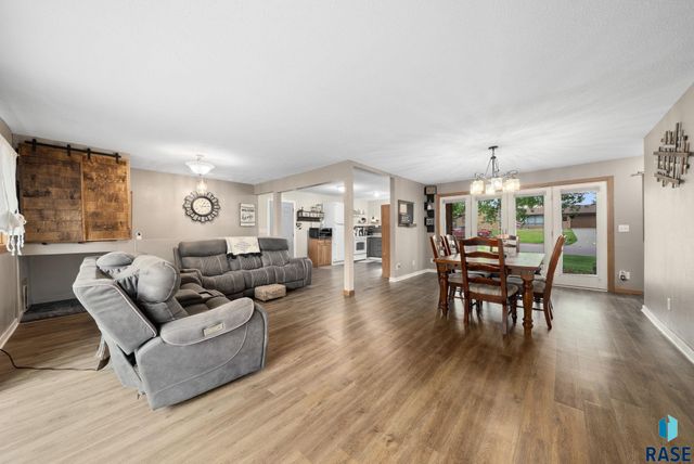 121 S 5th Ave, Brandon, SD 57005