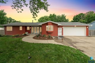 121 S 5th Ave, Brandon, SD 57005