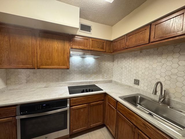 2700 Bellefontaine Street B8, Houston, TX 77025