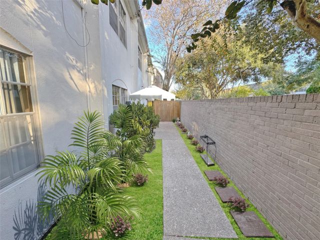 2700 Bellefontaine Street B8, Houston, TX 77025