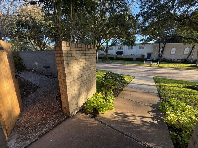 2700 Bellefontaine Street B8, Houston, TX 77025