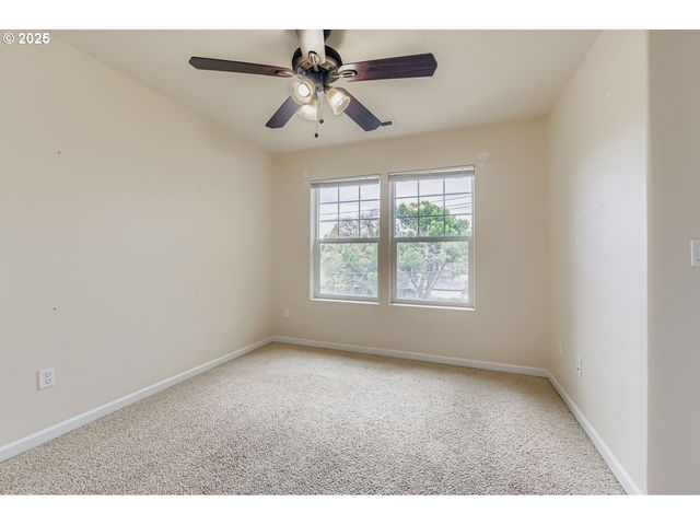 7912 Ne KLICKITAT St, Portland, OR 97213