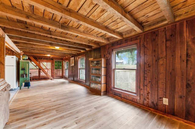 4428 Deer Creek Rd, Linden, TN 37096