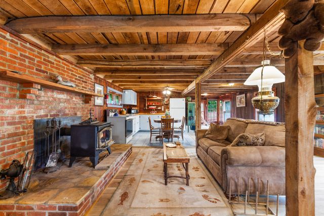 4428 Deer Creek Rd, Linden, TN 37096