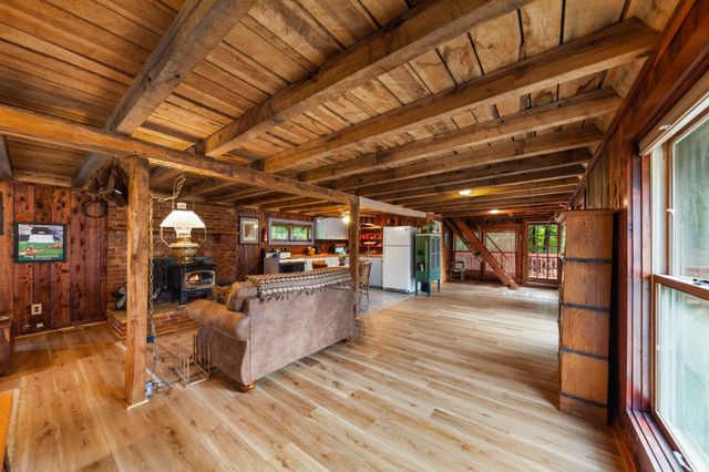 4428 Deer Creek Rd, Linden, TN 37096