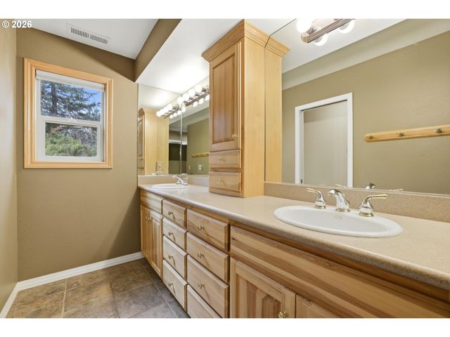 16900 Sw MCFEE Pl, Hillsboro, OR 97123