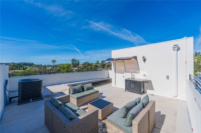 712 N Chestnut Avenue, Los Angeles, CA 90042