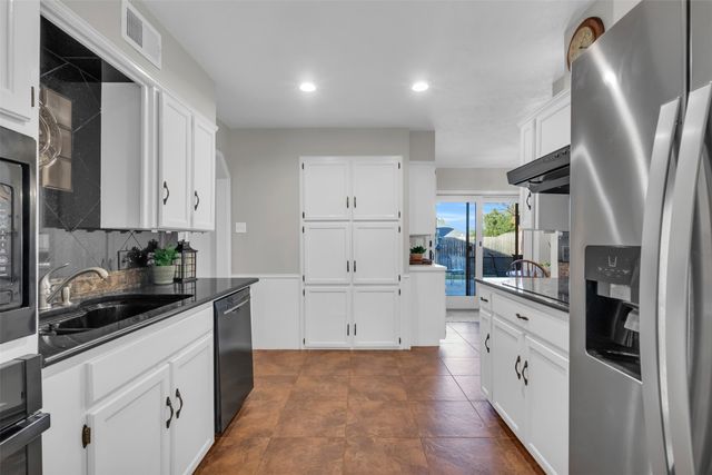 1637 Bedford Oaks Drive, Bedford, TX 76021