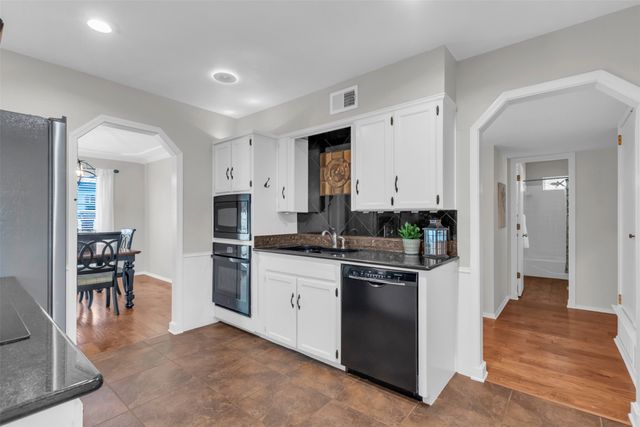 1637 Bedford Oaks Drive, Bedford, TX 76021