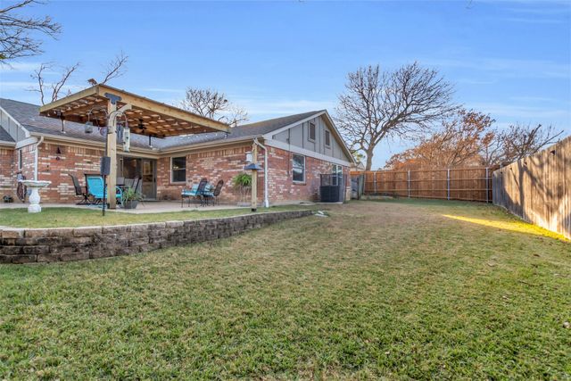 1637 Bedford Oaks Drive, Bedford, TX 76021