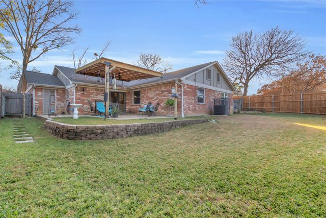 1637 Bedford Oaks Drive, Bedford, TX 76021