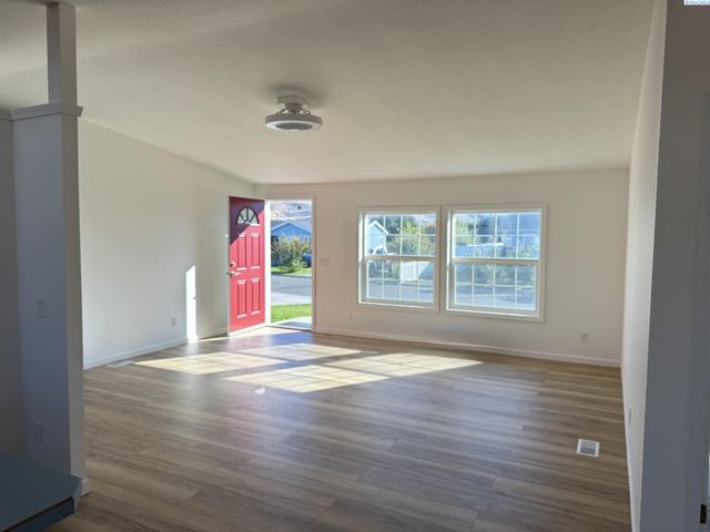 618 New Gate Dr, Prosser, WA 99350