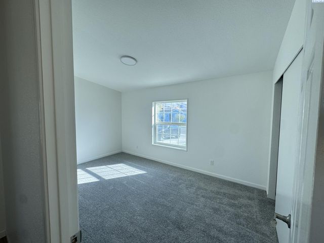 618 New Gate Dr, Prosser, WA 99350