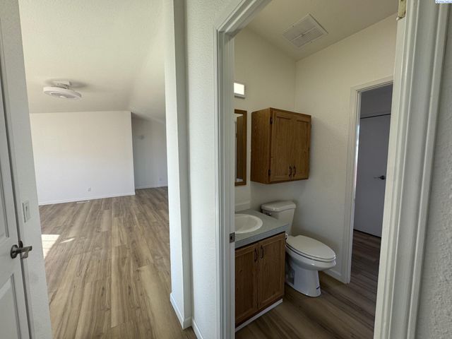 618 New Gate Dr, Prosser, WA 99350