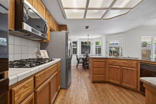 1582 Misty Wood Dr, Roseville, CA 95747