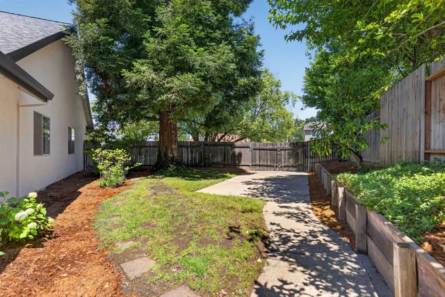 1582 Misty Wood Dr, Roseville, CA 95747