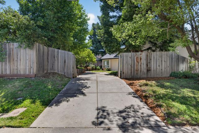 1582 Misty Wood Dr, Roseville, CA 95747