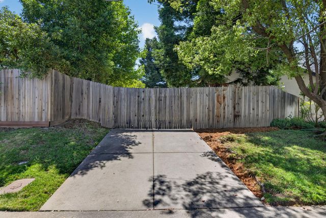 1582 Misty Wood Dr, Roseville, CA 95747