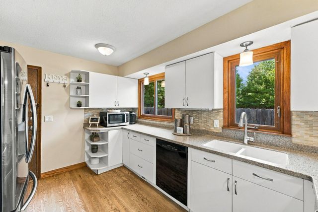 1325 Sumter Avenue N, Golden Valley, MN 55427