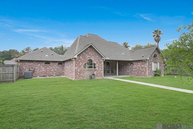 14161 Twelve Oaks Dr, Walker, LA 70785
