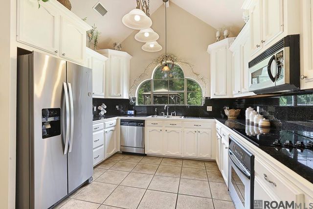 14161 Twelve Oaks Dr, Walker, LA 70785