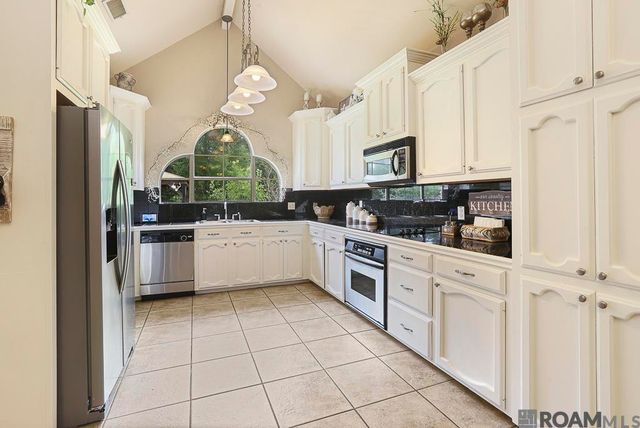 14161 Twelve Oaks Dr, Walker, LA 70785