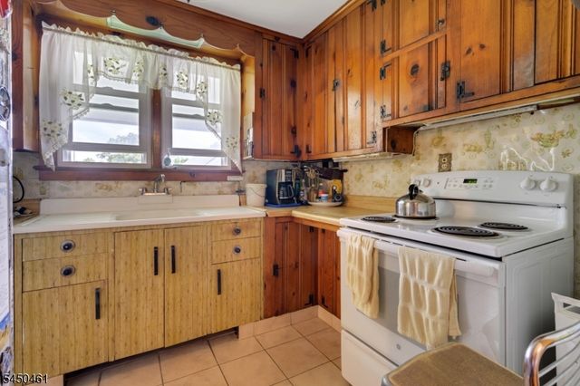 17 Bassett Ave, Mine Hill Twp., NJ 07803
