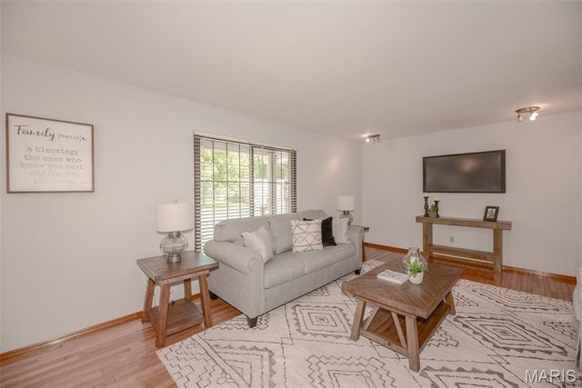 2846 Bee Tree Lane, St Louis, MO 63129