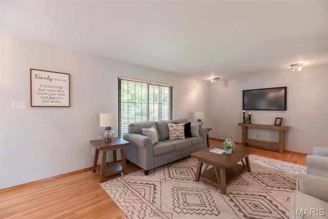 2846 Bee Tree Lane, St Louis, MO 63129