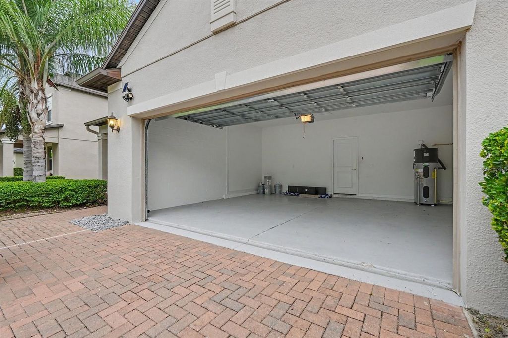 Image 5 of property listing at 6220 ENGLISH HOLLOW ROAD, Tampa, FL 33647