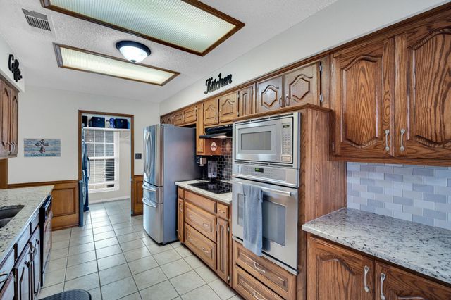 609 Shallow Creek Drive, Oak Leaf, TX 75154