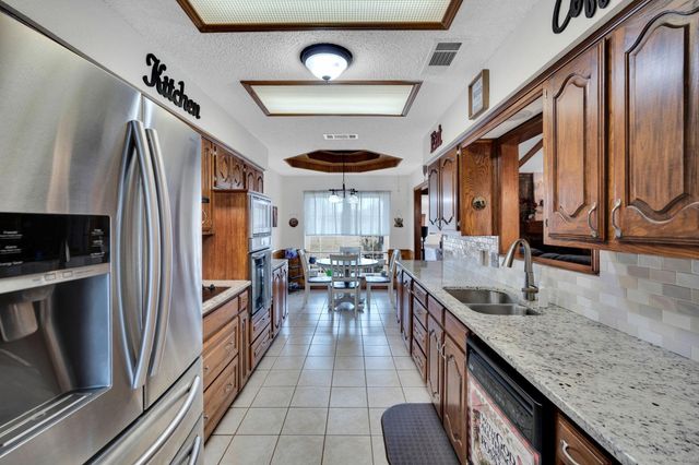 609 Shallow Creek Drive, Oak Leaf, TX 75154