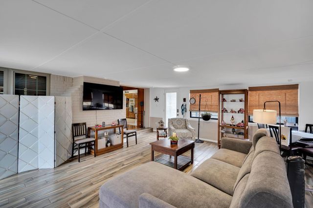 609 Shallow Creek Drive, Oak Leaf, TX 75154