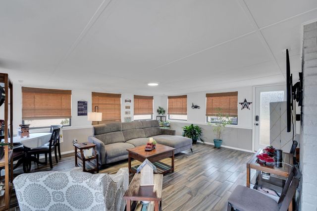 609 Shallow Creek Drive, Oak Leaf, TX 75154