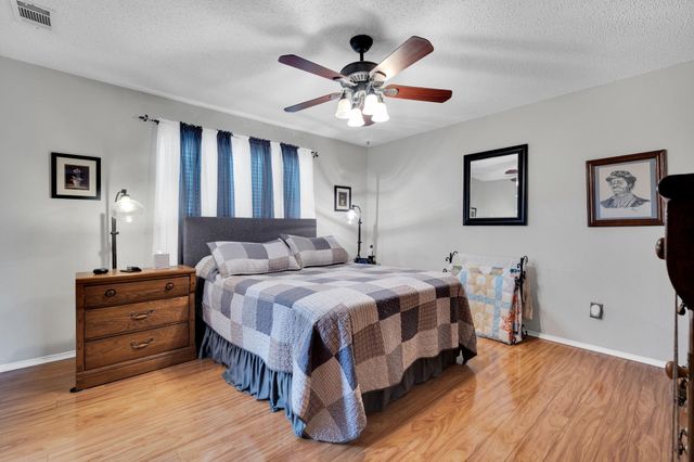 609 Shallow Creek Drive, Oak Leaf, TX 75154