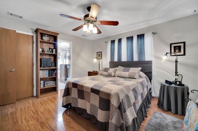 609 Shallow Creek Drive, Oak Leaf, TX 75154