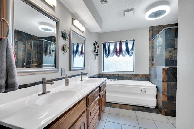 609 Shallow Creek Drive, Oak Leaf, TX 75154