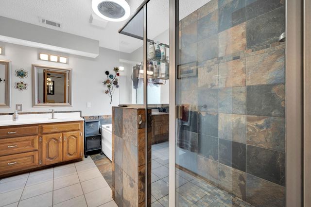 609 Shallow Creek Drive, Oak Leaf, TX 75154