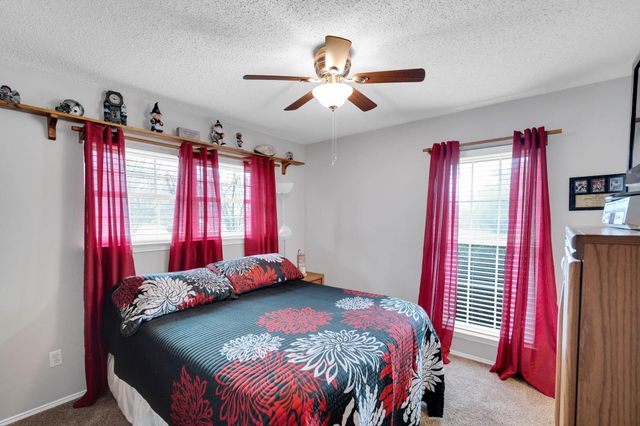 609 Shallow Creek Drive, Oak Leaf, TX 75154