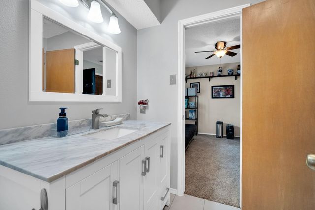 609 Shallow Creek Drive, Oak Leaf, TX 75154