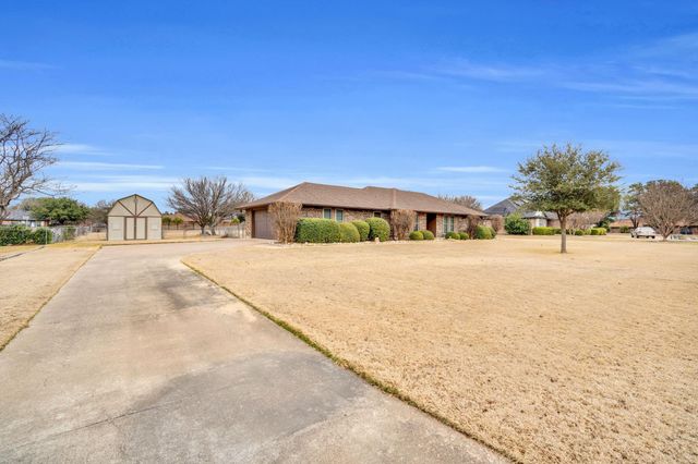 609 Shallow Creek Drive, Oak Leaf, TX 75154